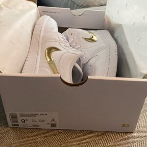 Air Jordan 1 Low in gold